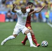 图文：比利时vs阿尔及利亚 费古利与阿扎尔争抢