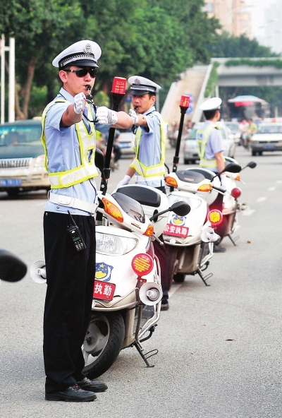 福州交巡警著新裝上陣重點路口至少配三名警察