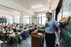 吴凯伦正在为学生上复习课