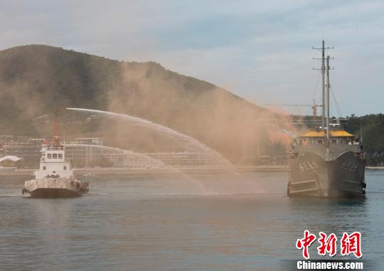 演习模拟一艘中国籍旅游客船“海通”号，在航行过程中，船舶机舱着火。图为演习过程中模拟救援船只赶赴现场灭火。　尹海明　摄