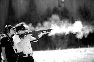 巡逻民警正在特警教官的指导下训练射击。京华时报通讯员田冬冬摄