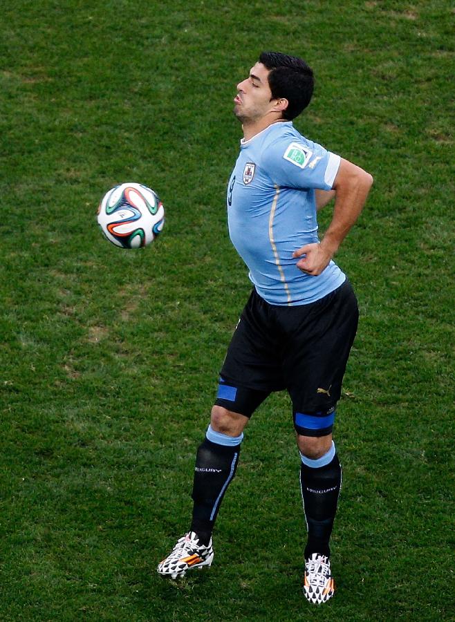小组赛d组:健美先生 6月19日,乌拉圭队球员路·苏亚雷斯在比赛中停球