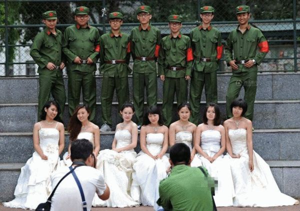 6月19日,哈尔滨,大学生毕业生身穿红卫兵制服拍毕业照