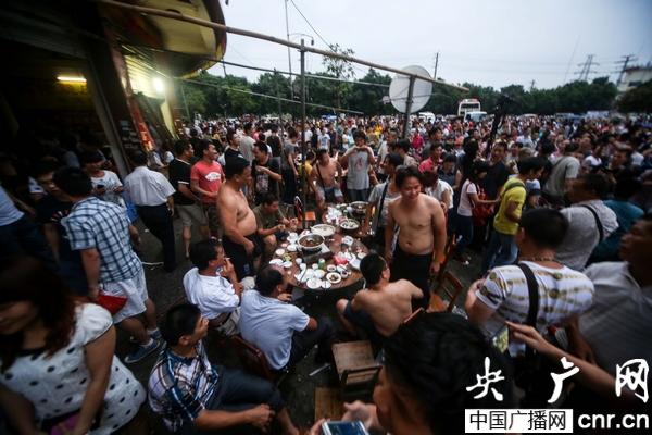 狗肉馆聚集中的江滨路,人满为患。