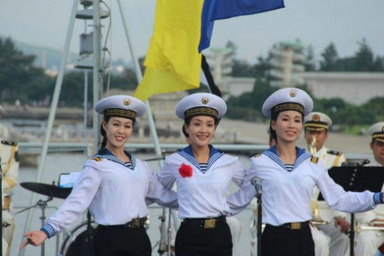 资料图:朝鲜海军文工团女兵正在表演.