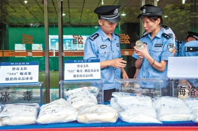 昨日，深圳警方在深圳南山垃圾焚烧发电厂展示缴获的毒品。 新华社记者 毛思倩 摄