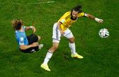 高清图：弗兰瞪眼怒指对手 乌拉圭老将为何发飙