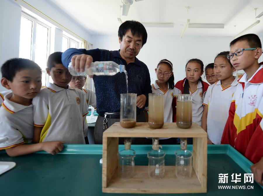 6月27日,學生們在河北省隆化縣湯頭溝中心小學少年宮繪畫班畫畫.