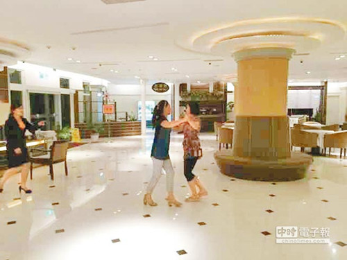 2名大陆游客日前在澎湖马公市海豚大饭店大厅翩然起舞，立即被饭店人员制止。《中时电子报》