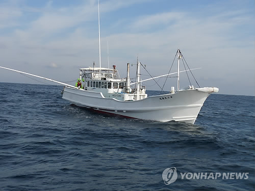 资料图:2013年11月,韩国在本国划定的专属经济区扣留了一艘日本渔船