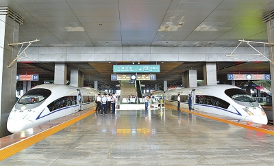 7月1日,在天津西站,旅客换乘完毕后的两列高铁列车准备出发