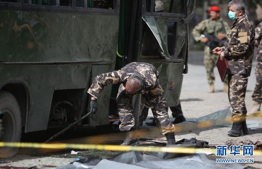 7月2日，阿富汗安全人员在首都喀布尔勘查爆炸现场。阿富汗安全人员2日说，阿富汗首都喀布尔当天早上发生一起爆炸，造成5名士兵死亡、至少9人受伤。 新华社发（艾哈迈德・马苏德摄）