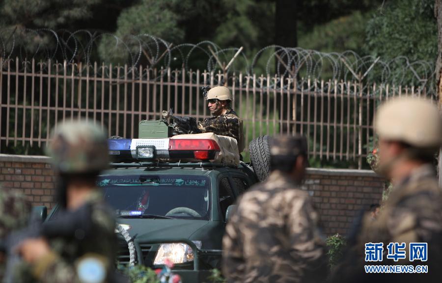 7月2日，阿富汗安全人员在首都喀布尔勘查爆炸现场。阿富汗安全人员2日说，阿富汗首都喀布尔当天早上发生一起爆炸，造成5名士兵死亡、至少9人受伤。 新华社发（艾哈迈德・马苏德摄）