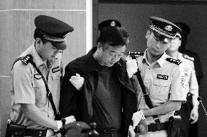 杨林步入法庭听判。本报记者 董子彪 摄