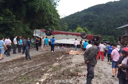 重庆一载51人旅游大巴下山途中翻滚 致6死13伤
