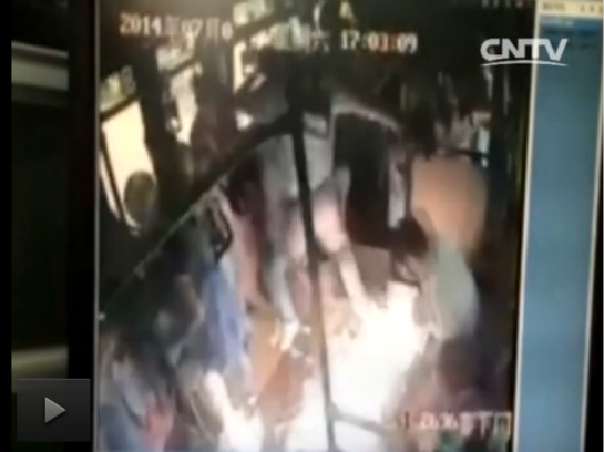 监控录像显示，17时03分06秒，身穿浅色汗衫的男性嫌疑人从包中取出并倾倒可燃物