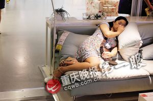 一位女士靠在沙发上睡得很香