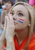10日美女图：荷兰美女忙祈祷 阿根廷球迷笑开颜