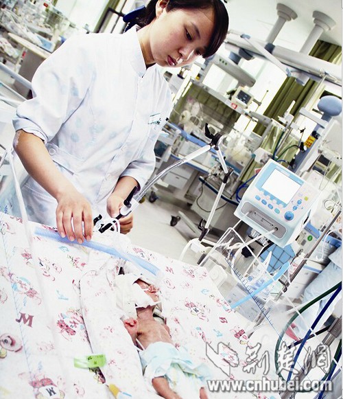 图为:护士在照顾幼小生命