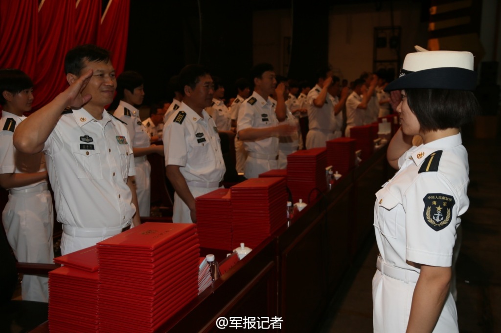 高清:海軍首批艦艇指揮專業女學員畢業獲發佩劍(組圖)