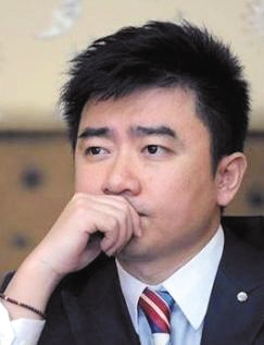 芮成钢 被誉为“财经频道国际化的标志”。曾发表博文《请星巴克从故宫搬出去》，引发关于中西文化的争论。