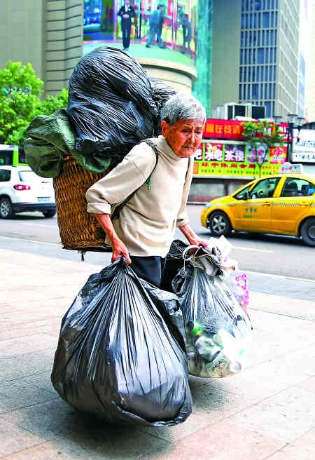 渝中区,在街头捡垃圾的张大芳老人 首席记者 钟志兵 摄