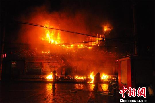 湖北阳新一大厦夜间起火 过火面积600平米