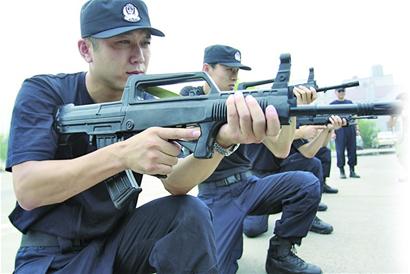 嶗山特警防暴恐演練 7秒制服持刀歹徒(組圖)