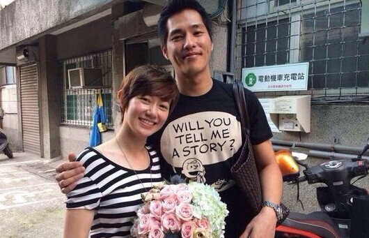 蓝正龙携妻子周幼婷度假 盼减工作拼造人