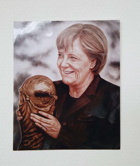 默克尔迎来60岁生日，德国民众为其画肖像庆祝。
