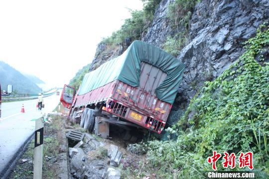 包茂高速重庆酉阳一货车撞向山体 致1死3伤(图)