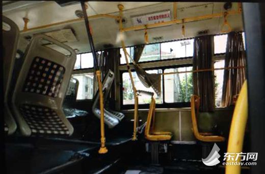 发生事故的公交车内部座位严重变形
