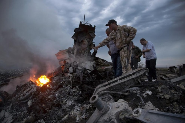 mh17空难乘客遗体遍地 衣服零碎裸露惨不忍睹