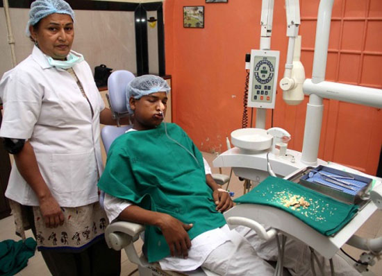 印度一青年得罕见口腔怪病长出232颗小牙图