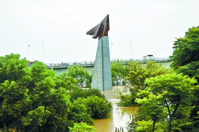 7月17日傍晚,坐落在常德市诗墙公园内的常德抗洪纪念碑部分被淹