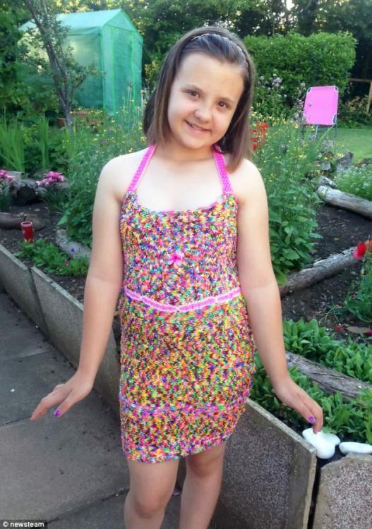 英国11岁小女孩爱好编织90英镑打造塑料绳裙子