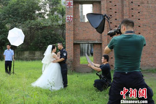侯卫林和李金阳请警队的战友帮忙，就地取材拍一组婚纱。 重庆特警总队供图 摄