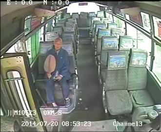 视频显示,8:53老人独自在车内等待发车往回走。