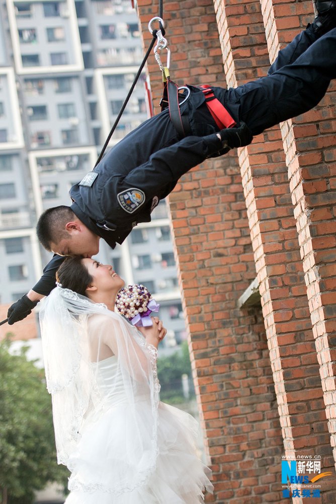 重庆特警婚纱照走红(组图)