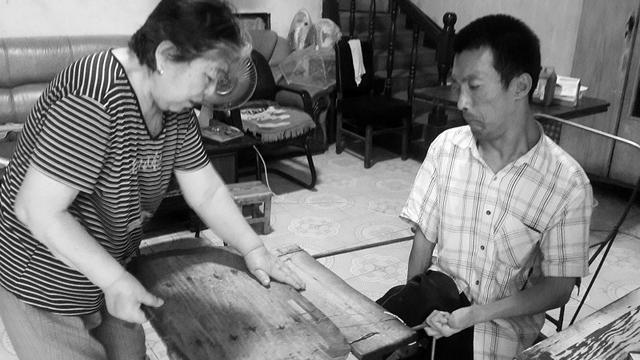 40年来妈妈一直精心照料着刘翼全.