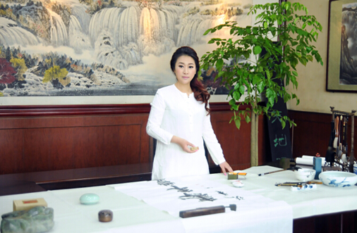 终成正果,被国内外知名媒体和行业大师称为"中国第一美女书法家,真