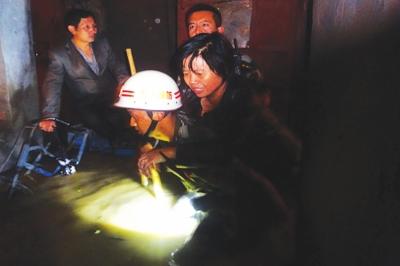 兰州暴雨致居民被困水中 东岗消防员成功救出21人