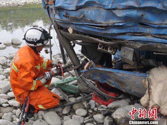 四川绵阳一小型货车掉下大桥 驾驶员当场死亡(组图)