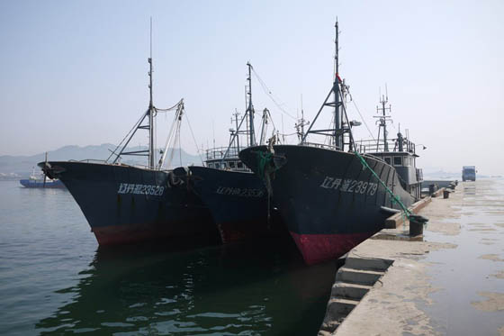 资料图:被朝鲜扣押的中国渔船