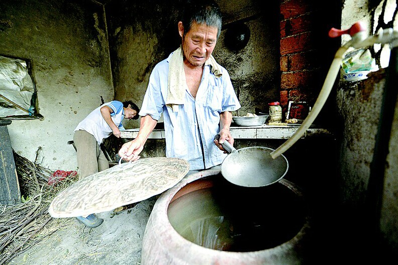 枣阳市七方镇王岗村每天仅能供水一小时，村民饮水异常困难，家家户户用大缸储水。