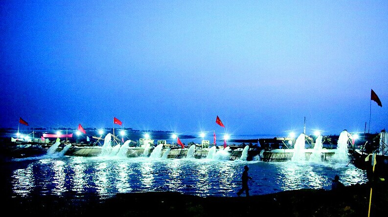 荆门漳河水库 ，72台抽水机夜以继日地提水灌溉。
