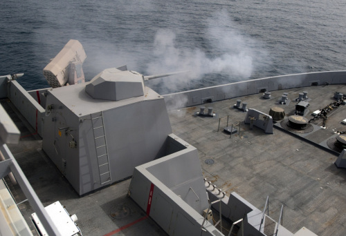 装备在“圣安东尼奥”级两栖舰(LPD-17)上的MK 46舰炮正在进行火力射击