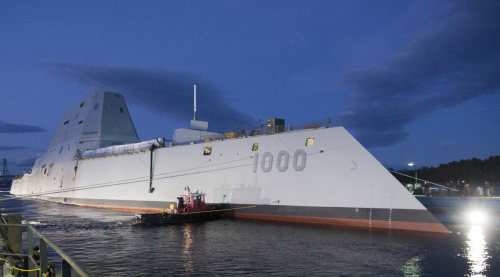 2013年在通用动力公司巴斯造船厂中下水的“朱姆沃尔特”级导弹驱逐舰首制舰