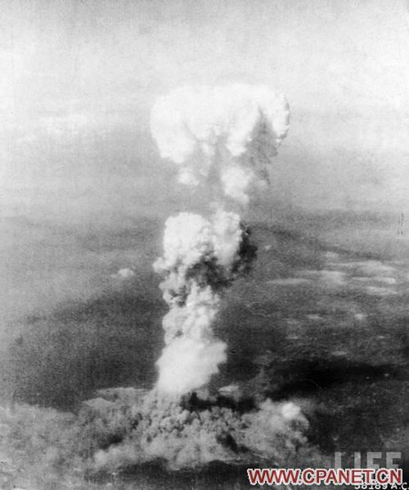   1945年8月6日，广岛核爆时腾起的蘑菇云有20000英尺高，这张照片是在原子弹爆炸时在广岛上空航拍的。佚名 