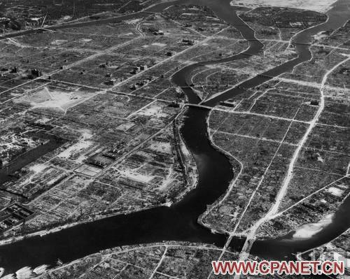   1945年9月，美国向广岛投掷原子弹后，日本迅速投降。代价是昔日的城市变成了沙漠般的废墟。George Silk摄 